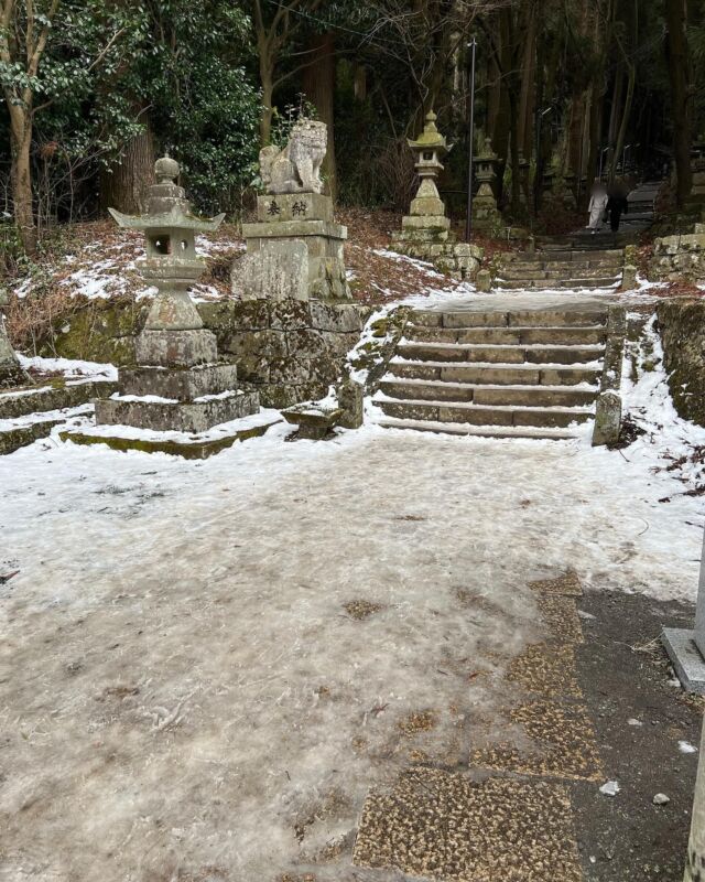 【⛩️上色見熊野座神社にご参拝のお客様へ☃️】
1/28(日)15:00時点の状況です。
高森町の上色見熊野座神社の参道に雪が残っていたり凍結している箇所がございます。（写真1〜3枚目）
特に階段は、幅が狭いところに雪が残っており大変危険です⚠️
融雪剤を使うと石を傷めてしまうため、自然にとけるのを待つしかない状況です。

また、神社前の国道256号線は現在通行可能です。（写真4枚目）
ご参拝の際はくれぐれもお気をつけて、時間に余裕を持ってお越し下さいませ。

#上色見熊野座神社 #高森町 #路面状況 #ご注意ください #阿蘇観光