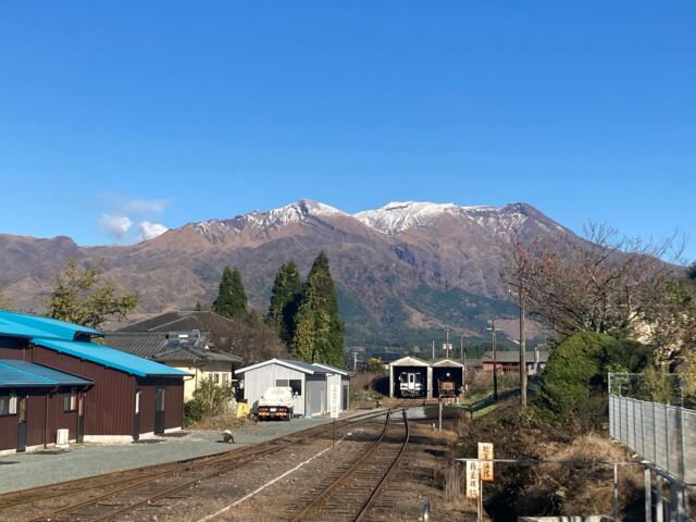 12月になりましたね😌

今日はスッキリ晴れて日差しが気持ちいい高森です🎵
トロッコ列車は今シーズン最終運行！予約にまだ余裕があるようですので、ぜひ初冬のトロッコ防寒してお楽しみくださいね❄️

#高森
#阿蘇
#トロッコ列車
#南鉄