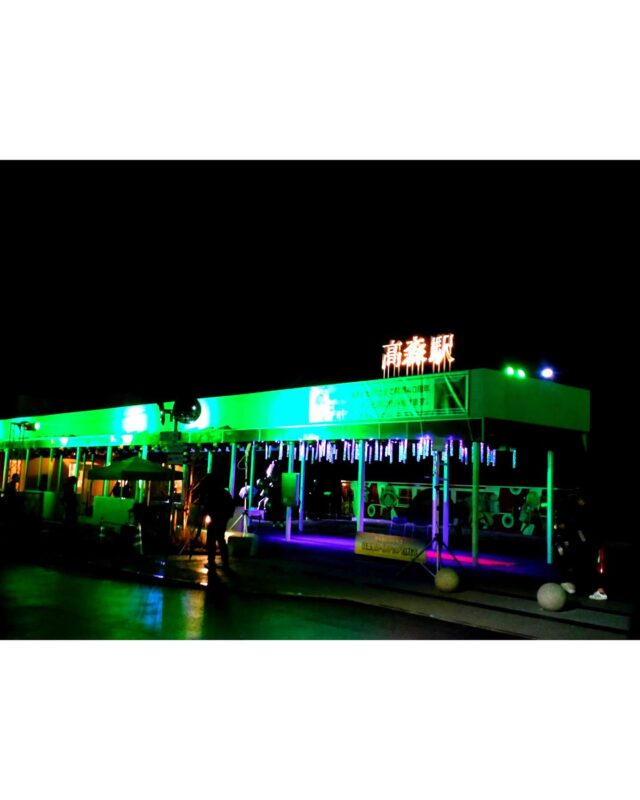 【熊本地震10年祈念～高森駅ライトアップ】

熊本地震の発生から2026年4月で10年を迎えます。

これまで復興にご協力いただいた皆様への感謝と、これからの南阿蘇鉄道の継続的な運営を祈念し、熊本地震からの復興のシンボルである『南阿蘇鉄道高森駅』のライトアップが現在行われています。
高森町へお越しの際は、ぜひご覧ください。

・期間：2026年4月1日(水)～5月6日(水)
・時間：19:30～21:30
・場所：南阿蘇鉄道 高森駅

・お問い合わせ先：
高森町役場 政策推進課
商工観光まちづくり係
TEL 0967-62-2913