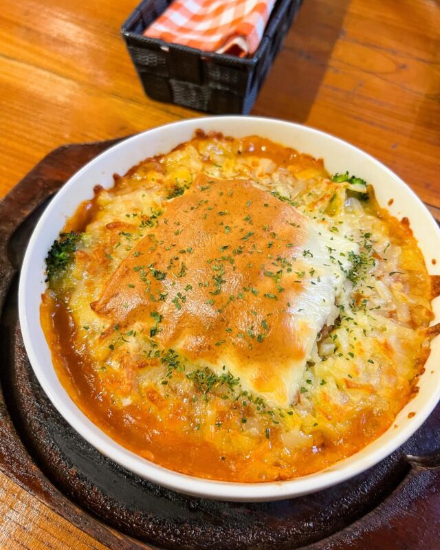 【高森町のランチご紹介🍴】
高森町色見にある『ガーデンINNブルーベル』さんでは、お肉中心のおいしいランチをいただけます😋🥩
オーナーが手作りする季節の副菜も嬉しいポイント✨
熱々のハンバーグドリアやブランド牛のステーキなど、仕入れ状況によってメニューが変わりますので行く度に新しい味に出会えるかも☺️
バイク乗りのオーナーでバイク好きの方も集まるお店！🏍️⁼³₌₃
元々は宿泊所のためランチ営業日は不定期です。
メニューなど詳しくはブルーベルさんのX（旧Twitter）をご確認ください👀
https://twitter.com/bluebell_aso

ガーデンINNブルーベル
住所：熊本県阿蘇郡高森町色見1274-1

#ガーデンinnブルーベル #高森町 #高森町グルメ 
#阿蘇ランチ #バイク乗りが集まる店 #隠れ家グルメ