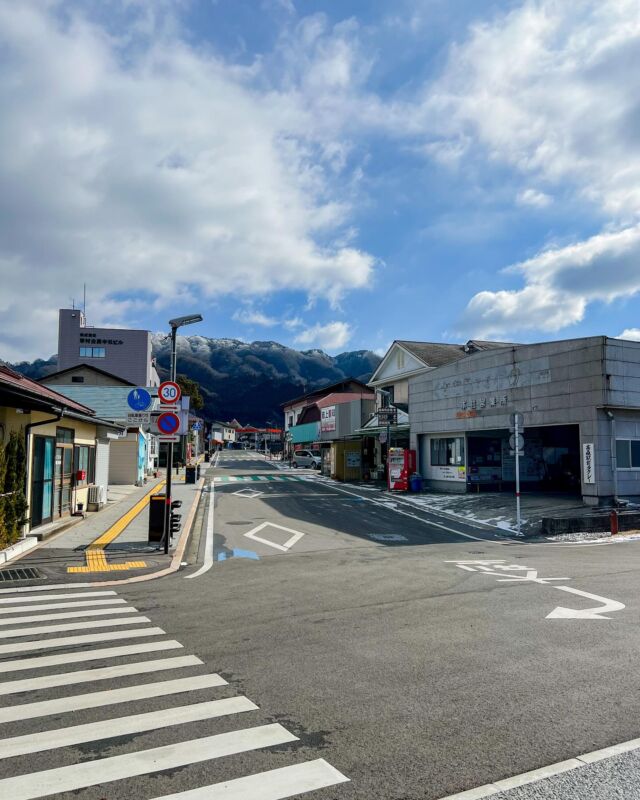 おはようございます❄️
今朝の高森はマイナス7度と大寒波到来となりました。
風は冷たいですが、日が出ているため路面にそれほどの影響はなく（写真は高森駅前の状況です）
交通機関も『通常運行』となっております。

・南阿蘇鉄道
・高森町民バス（路線バス）
・南阿蘇ゆるっとバス（路線バス）
・たかもり号（熊本～高森）
・たかちほ号（熊本～高千穂～延岡）
➡️すべて通常運行

日陰のところを歩く際や、上色見熊野座神社の石段、
阿蘇山上などはチェーン等必要の規制が出ている箇所がございますので
引き続き最新情報を確認の上、ご注意くださいませ。

#最強寒波 #大寒波 #高森町 
#お気をつけてお過ごしください