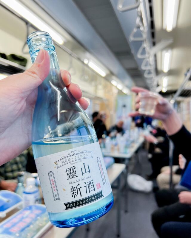 【第37回 新酒とふるさとの味まつり🍶開催中‼️】
今年も「新酒とふるさとの味まつり」が始まりました🎉 ༘*
初日の2月8日には南阿蘇鉄道による新酒列車が走り、華々しく開催をPRしました🚃🌸
そしてこの日のための特別お弁当は、グリルド加藤 @grill_de_kato_ さん謹製✨
（帯は高森観光推進機構がデザインいたしました•ᴗ•ꕤ）

こちらの純米酒「霊山新酒（れいざんしんしゅ）」は、新酒とふるさとの味まつり期間中に飲食店限定で提供している、大変デリケートな生の日本酒。
そのため店内で存分にお楽しみいただいて、高森町外には持ち出すことが出来ない大変貴重なお酒です🍶✨
ぜひ高森町へお越しいただき、今だけの新酒と高森のふるさとグルメを味わってください❣️

3月9日(日)に開催されるメインイベントもお楽しみに🎪

■新酒とふるさとの味まつり：開催中〜3月9日(日)
会期中は、町内の飲食店や宿泊施設にて、期間限定の新酒とふるさとの味が楽しめます。
対象店舗は新酒まつりののぼりが目印🚩

■メインイベント：
3月9日(日)11:00-15:00＠高森町交流センター
霊山新酒の樽生酒と地元グルメ屋台やキッチンカーが並んでお出迎え。
スペシャルMCは中華首藤さん！楽しいステージも盛りだくさん

『新酒とふるさとの味まつり』につきまして
詳しくは公式サイトをご確認ください。
https://takamori-sakamori.com
@reizan_1762 

#たかもりさかもり #れいざんで乾杯 
#高森町 #新酒列車 #新酒とふるさとの味まつり #山村酒造 #れいざん #asokansui #熊本 #熊本観光 #熊本イベント #阿蘇 #阿蘇グルメ #阿蘇観光 #阿蘇くじゅう国立公園 #阿蘇写真部 #高森観光推進機構