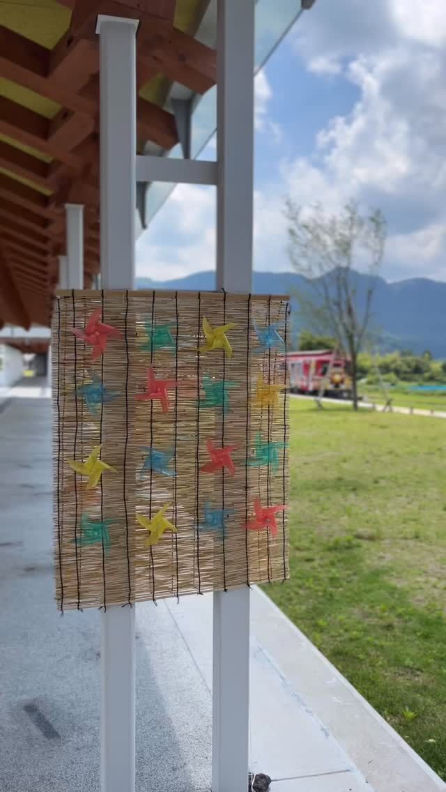 【かざぐるま🌀】
⁡
このかざぐるまは、
実は高森高校生のアイデアで作ってくれたものですが、
駅に吹く強風で一度、全て飛ばされてしまいました🥲🍃
⁡
時間はかかりましたが〈何とかしたい‼️〉と無器用な機構スタッフが
高校生のかざぐるまを復活させました！！✨️
⁡
どうぞ、高森の風を感じてみてください🍃
⁡
 @takamori_highschool 
⁡
 #高森  #高森町  #南阿蘇鉄道  #阿蘇  #高森観光推進機構  #南鉄  #高森駅  #阿蘇観光  #南鉄カフェ  #かざぐるま  #高森高校