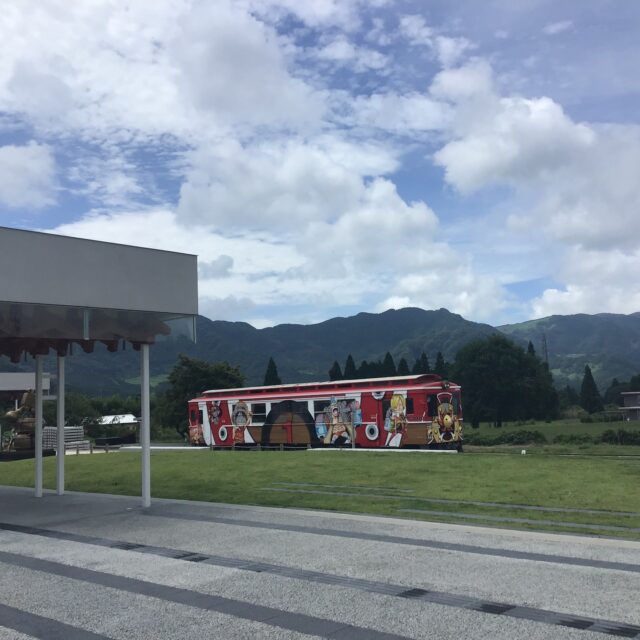 【 📢通常通り運行しています📢 】 
本日、8月12日(火)、高森の空には晴れ間が出ています。

 本日、産交バスは、全路線、通常通り運行されています。
トロトゥクも、8月17日（日）まで、毎日運行されています。🌟

ぜひ、高森町で有意義な時間をお過ごしください。

【通常通り運行しているバス】
・高森町民バス
・ゆるっとバス
・快速たかもり号
・特急たかちほ号

#駅前 #阿蘇 #高森町 #産交バス#南阿蘇