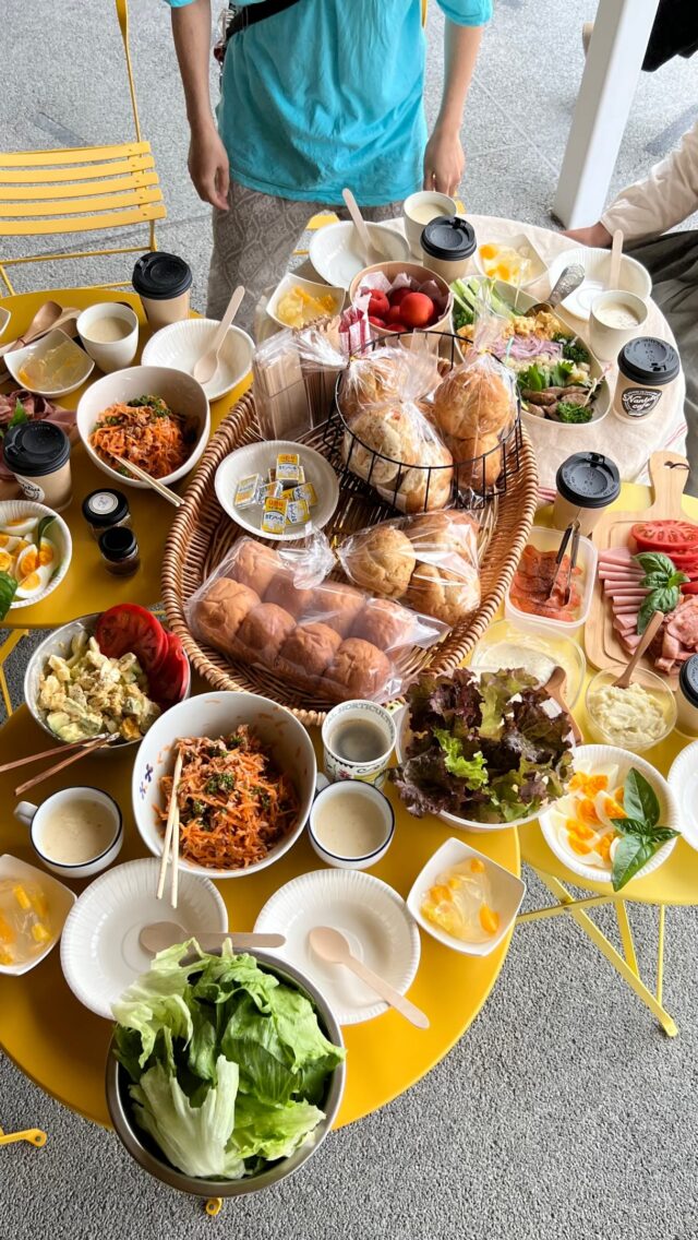 【高森駅交流施設でモーニング☀️】
先日、機構スタッフでモーニング会を開きました🍳

高森町の『香房はなしのぶ』さんのパンに
みんなで持ち寄ったおかずやサラダを挟んで
とっても豪華な朝ごはんになりました🙌
シンプルな玄米パンは何にでも合いますね！
南鉄カフェ @nantetsu_cafe をはじめ、高森町のスーパー等でも
購入出来ますのでオススメです🍞✨

料理上手な（食いしん坊な！？）スタッフが多い弊所😋
朝から美味しいものを食べて1日元気に頑張れました🫶

『高森駅交流施設』はこのような使い方も出来る施設です✨
地域の集まり等、ご興味ある方は一度お問い合わせください💁‍♀️

#高森町 #高森駅交流施設 #香房はなしのぶ