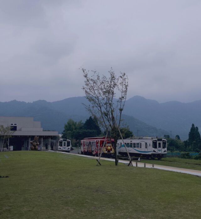 高森町では大雨の影響で一部交通機関の遅延が発生しております。
天気予報など最新の情報を確認しながら、気を付けてお過ごしください。
⁡
6月27日 12:00時点

■南阿蘇鉄道
本日13:00より運行開始
トロッコ列車も13:40の便、運行します！

■路線バス
通常運行

■快速たかもり号
通常運行

■特急たかちほ号
通常運行

■あそちほ号
6/26  9:00時点
大雨のため、始発より条件付きにて運行いたします。
道路状況によっては運行を取りやめる場合もございます。