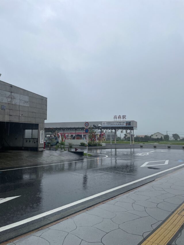 高森町では大雨の影響で
一部交通機関の運休・遅延が発生しております。

現在町内では大雨が続き、
土砂災害や河川の増水等の危険がございますので
くれぐれもご注意ください。

7/5 9:30時点

■南阿蘇鉄道
全線で列車の運行を見合わせ

■路線バス
通常運行

■快速たかもり号
通常運行

■特急たかちほ号
条件付き運行
7/6-7/17までの日曜日を除く終日、九州中央道の北方IC-舞野IC間(延岡北方道路)で舗装工事実施のため通行止め
工事期間中、一般道(国道218号)へ迂回運行
通過停留所は発生しませんが通常より時間がかかる可能性あり

■あそちほ号
条件付き運行
※本日阿蘇山上の道路に土砂が流出している為、国道経由で迂回運行