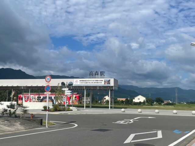 【交通情報】本日（7/29）の公共交通機関の運行状況について 🚨

熊本地方を中心とした昨日の地震により被災された皆様に、心よりお見舞い申し上げます。皆様の安全と、一日も早い平穏を心よりお祈り申し上げます。

本日7月29日(水)、町内の公共交通機関の運行状況に大きく変更が生じております。ご移動の際は最新の情報をご確認のうえ、安全を最優先にご行動ください。

🚃 南阿蘇鉄道
・始発列車から運転見合わせ
※運転計画が決まり次第、公式情報にて改めて発表されます。

🚌 産交バス
・たかもり号：終日運休
・たかちほ号：終日運休
・あそちほ号：現状条件付き運行
※落石などの道路状況により、予告なく運行休止となる可能性がございます。

⚠️ 状況は随時変更となる場合がございます。ご利用の際は、各運行会社の公式WEBサイト等で最新の運行情報をご確認ください。

⏰ 情報確認日時：2026年7月29日(水) 9:00現在

#高森町 #阿蘇 #南阿蘇鉄道 #産交バス #交通情報 #運行情報 #高森観光 #熊本観光情報