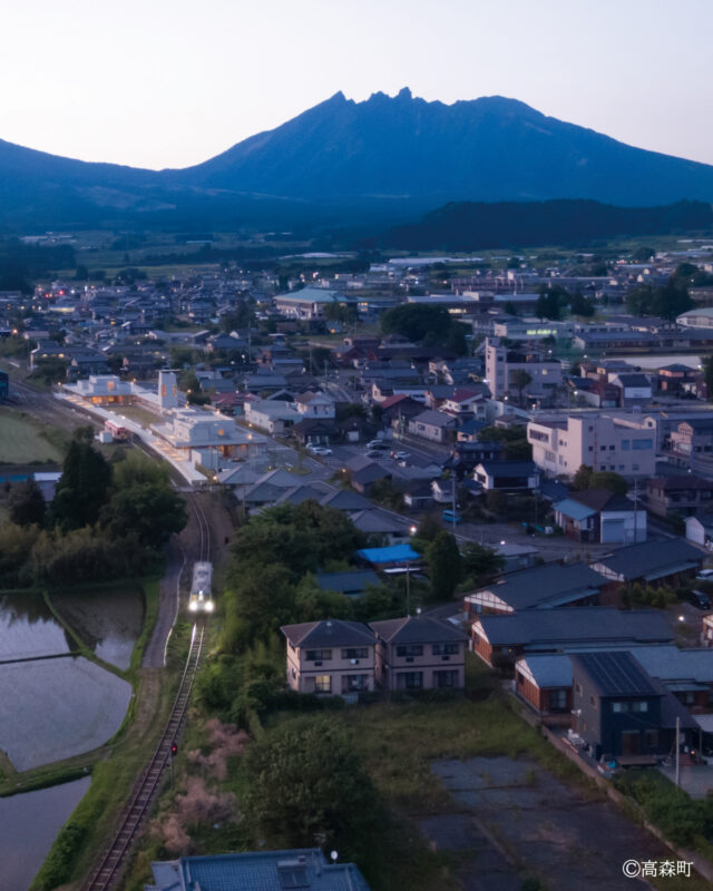 令和8年熊本地震での熊本県全体の復旧・復興を支えるため、
阿蘇郡市の市町村長による共同宣言
「阿蘇郡市市町村長共同宣言 ～熊本の復旧・復興を支えるために～」が8月27日に発出されました。

本宣言は、被災地域への支援を継続するとともに、
被害の少なかった地域が観光や地域経済の活動を維持していくことが、
熊本県全体の復旧・復興を支える力になるとの考えを示しております。

現在阿蘇地域では、多くの宿泊施設・観光施設・飲食店が通常通り営業を継続しておりますが、
令和8年熊本地震の発生後、宿泊予約のキャンセルや旅行の見合わせ等により、
観光・経済活動にも影響が生じております。

こうした状況において、県内外の皆様にはぜひ正確な情報をご確認いただいた上で
可能な範囲で阿蘇郡市へお越しいただきますようお願い申し上げます。
雄大な自然や温泉、豊かな食、歴史や文化を楽しんでいただくことが
阿蘇の観光や産業を支え、熊本県全体の復旧・復興を後押しする大きな力となります。

私たち阿蘇郡市も、被災されたすべての地域の皆様と心を一つにし
それぞれの役割を着実に果たしながら
熊本県全体の一日も早い復旧・復興を目指して取り組んで参ります。